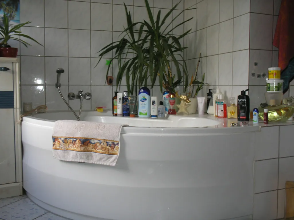 3 Zi-Whg,2.Stock ,EBK,450 €+Strom und Gas,Sat,Hof/Garten,ab 1.04.2015