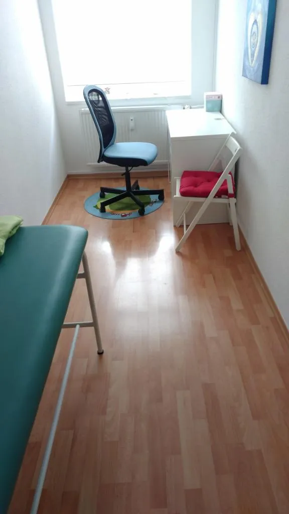 Kleiner Praxisraum mit Waschbecken in Naturheilpraxis in Dresden stunden- oder t
