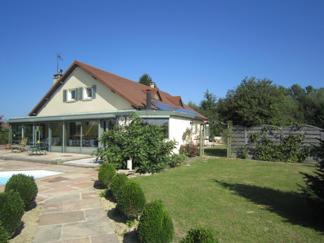 Einfamilienhaus gepflegt und in Topzustand mit Swimmingpool im Südburgund warte