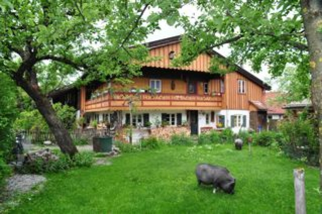 Denkmalgeschütztes heimeliges Bauernhaus renoviert in verwunschenem Garten. Vie